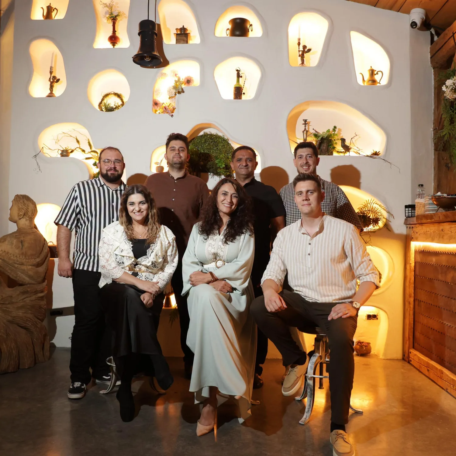 Trupa Cristocentric într-un decor cu nișe luminate