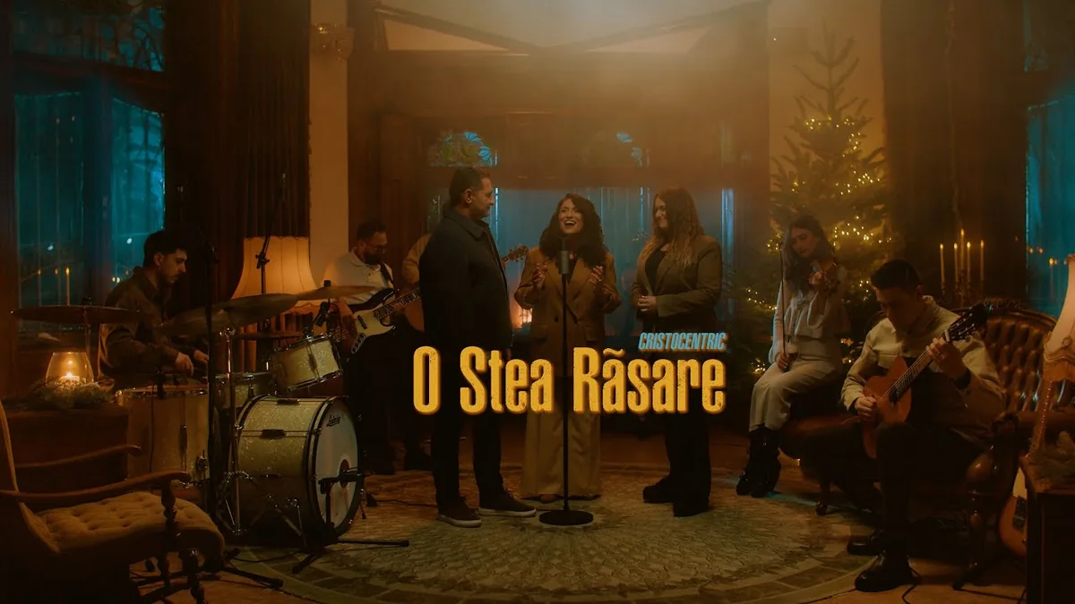 Cadru din videoclipul „O stea răsare”, cu trupa cântând într-un living de sărbătoare