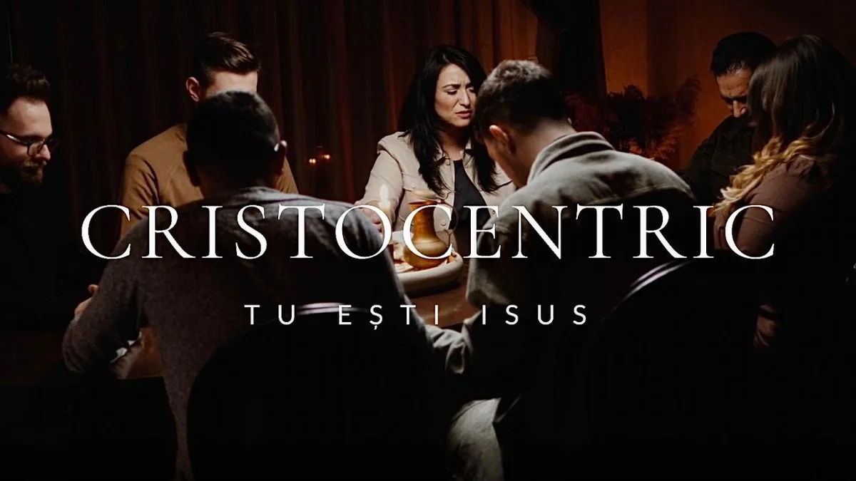Cadru din videoclipul „Tu Ești Isus”, cu trupa adunată în rugăciune